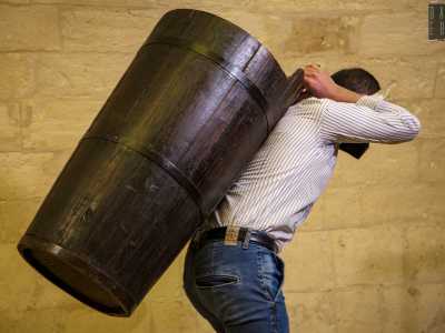 ...utilizzati per la raccolta delle uve in vigna e portati in spalla. Sono di legno e molto pesanti: circa 20 chili da vuoti, quattro volte tanto una volta riempiti